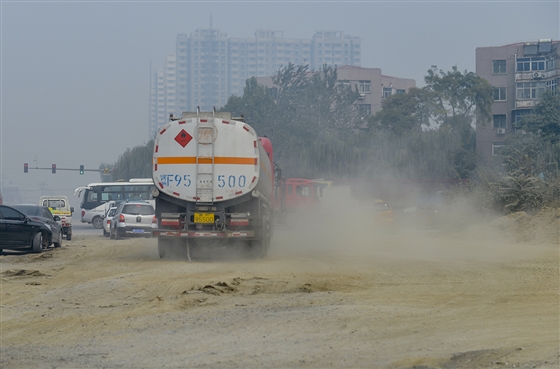 歷城區(qū)市區(qū)建筑工地施工造成揚塵污染嚴重道路整治工作會議召開